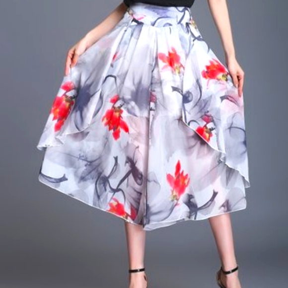 Coeur de Vague Pants - Grey and Red Floral Wide-Leg Pants